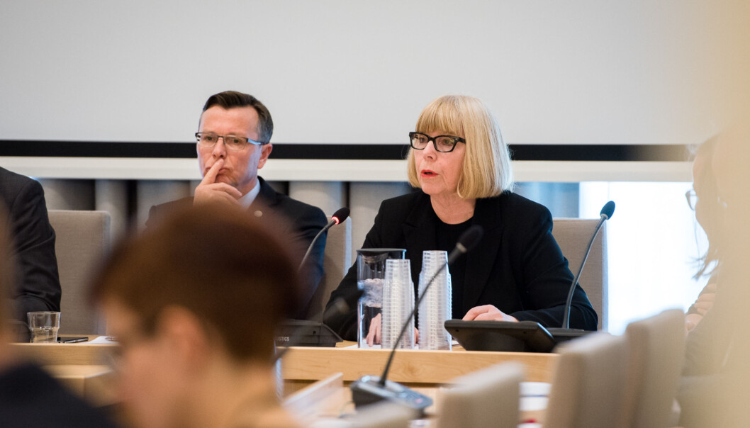Dag Rune Olsen, rektor ved Universitetet i Bergen og leder for Forskningsutvalget i universitets- og høgskolerådet ser betenkt ut ved siden av rektor ved Universitetet i Agder, Torunn Lauvdal. Foto: Skjalg Bøhmer Vold Dag Rune Olsen, rektor ved Universitetet i Bergen og leder for Forskningsutvalget i universitets- og høgskolerådet ser betenkt ut ved siden av rektor ved Universitetet i Agder, Torunn Lauvdal. Foto: Skjalg Bøhmer Vold
