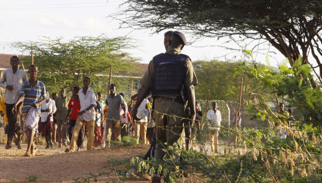 Et medlem av den Kenyanske forsvarsstyrken sikrer et område rundt Garissa University College i Kenya 2. april. FOTO: NTB Scanpix Foto: Khalil Senosi Et medlem av den Kenyanske forsvarsstyrken sikrer et område rundt Garissa University College i Kenya 2. april. FOTO: NTB Scanpix Foto: Khalil Senosi