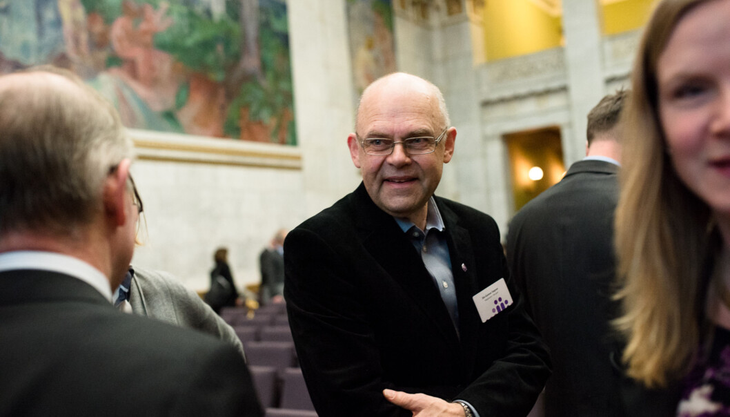 — Vi har klaget og purret på departementet to-tre ganger de siste ukene uten at det har hjulpet, sier rektor Ole-Gunnar Søgnen ved Høgskolen i Bergen. — Vi har klaget og purret på departementet to-tre ganger de siste ukene uten at det har hjulpet, sier rektor Ole-Gunnar Søgnen ved Høgskolen i Bergen.