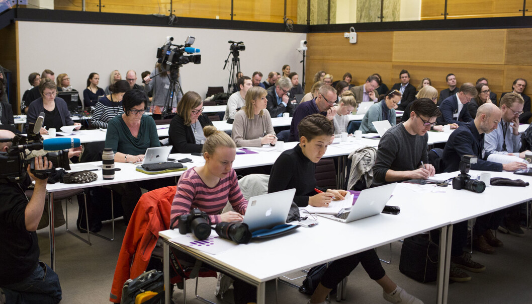 Journalistar side om side på pressekonferanse - før koronautbrotet. Dei fleste institusjonane som tilbyr utdanning i journalistikk opplever gode søkjartal, men ikkje alle. Journalistar side om side på pressekonferanse - før koronautbrotet. Dei fleste institusjonane som tilbyr utdanning i journalistikk opplever gode søkjartal, men ikkje alle.