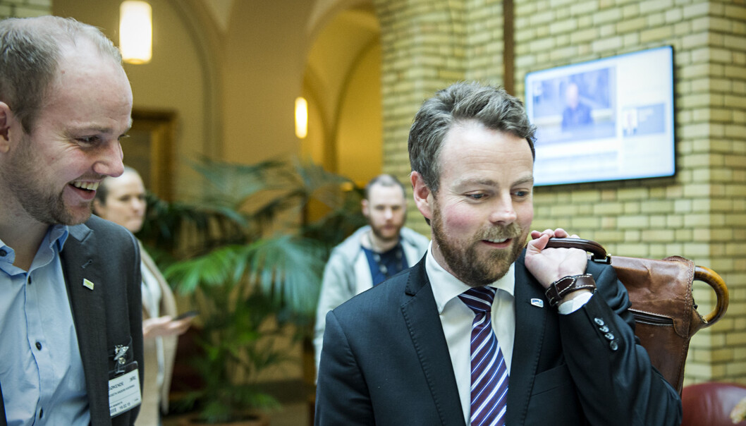 Studentleder Anders Kvernmo Langset i Norsk studentorganisasjon (til venstre) er spent på hvilke kvalitetskrav statsråd Torbjørn Røe Isaksen har med seg i veska når han i dag legger fram strukturmeldinga om høyere utdanning. Studentleder Anders Kvernmo Langset i Norsk studentorganisasjon (til venstre) er spent på hvilke kvalitetskrav statsråd Torbjørn Røe Isaksen har med seg i veska når han i dag legger fram strukturmeldinga om høyere utdanning.