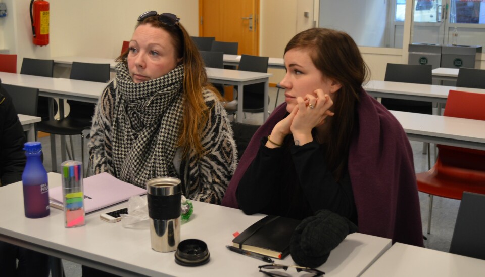 Ina Andem og Ida Nikoline Kristoffersen er lei av å fryse på forelesninger. Foto: Øystein Fimland