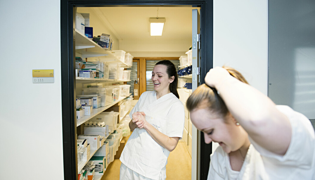Sykepleiestudentene på Kjeller er jevnt over mer fornøyde enn de som blir utdannet i Pilestredet. Arbeidsgiverne er også mer fornøyde med dem. Her er Sofie Høen og Hanne Cecilie Messel, som som studerer sykepleie på Kjeller.