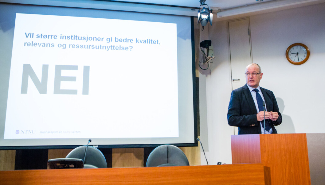 Rektor Gunnar Bovim ønsker færre administrative årsverk ved NTNU. Her holder han innledning til Produktivitetskommisjonen da de la fram sin gjennomgang av høyere utdanning. Foto: Wanda Nathalie Nordstrøm Rektor Gunnar Bovim ønsker færre administrative årsverk ved NTNU. Her holder han innledning til Produktivitetskommisjonen da de la fram sin gjennomgang av høyere utdanning. Foto: Wanda Nathalie Nordstrøm