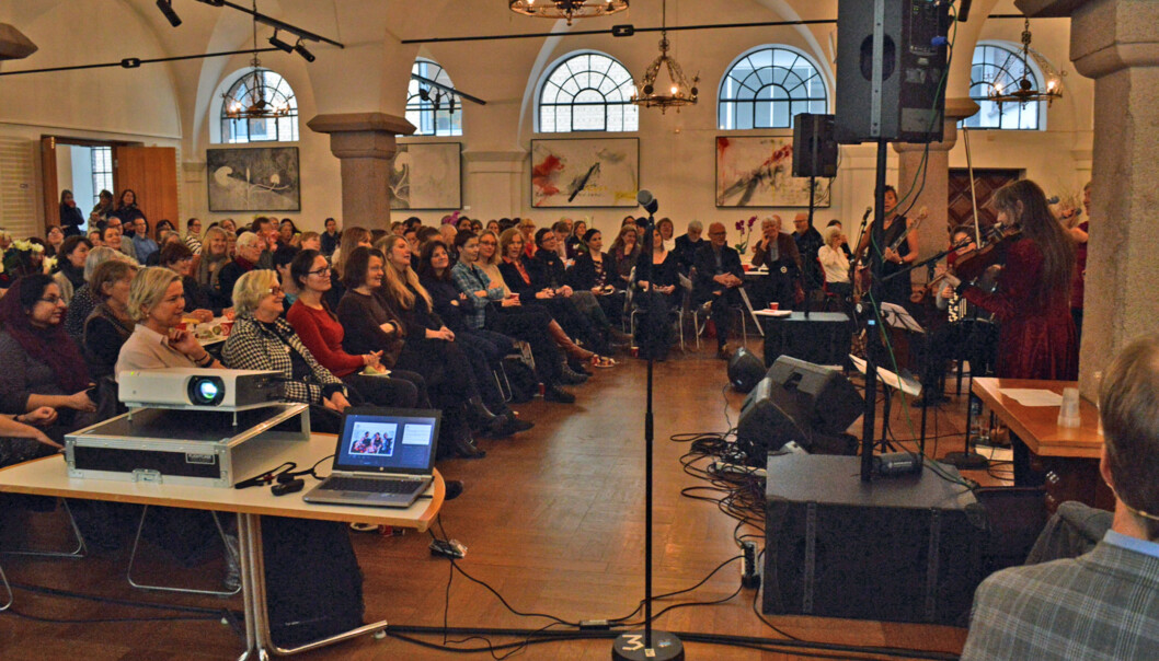 Stappfull festsal nøt musikk og foredrag i forkant av kvinnedagen søndag. Foto: Eva Tønnessen Stappfull festsal nøt musikk og foredrag i forkant av kvinnedagen søndag. Foto: Eva Tønnessen