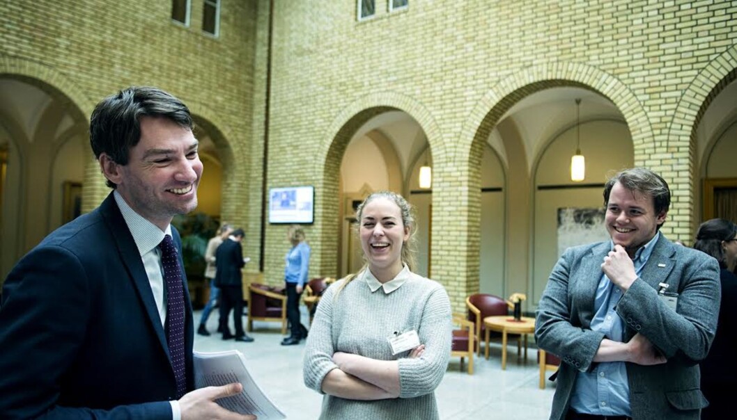 Det var god stemning på Stortinget etter dagens lovendring. Henrik Asheim (H), Therese Eia Lerøen (NSO) og Kristian Myhre (NSO) var blant dem som feiret med kake. Det var god stemning på Stortinget etter dagens lovendring. Henrik Asheim (H), Therese Eia Lerøen (NSO) og Kristian Myhre (NSO) var blant dem som feiret med kake.