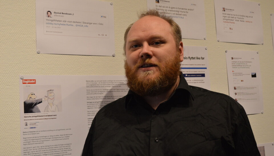 Jimi Thaule og de andre biblioteksansatte ved HiOA har valgt å henge opp reaksjoner på HiOAs håndtering av karikaturutstillinga på veggen, for å vise at de ønsker en åpen dialog om utstillinga.