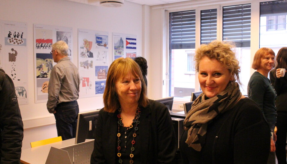 Professor Elisabeth Eide på åpningen av karikaturutstillingen på Høgskolen i Oslo og Akershus sammen med Mariann Schjeide, leder av Norsk Bibliotekforening. FOTO: Eirik Hansen/HiOA