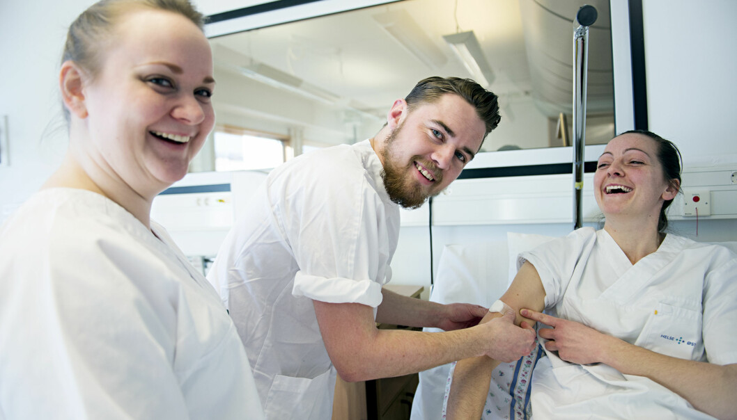 Sofie Høen, Kristian Kaspersen og Hanne Cecilie Messel Bæren studerer alle sykepleie på Campus Kjeller ved HiOA og er storfornøyde med utdanningen. På bildet har Kristian nettopp prøvd å stikke Hanne i overarmen.