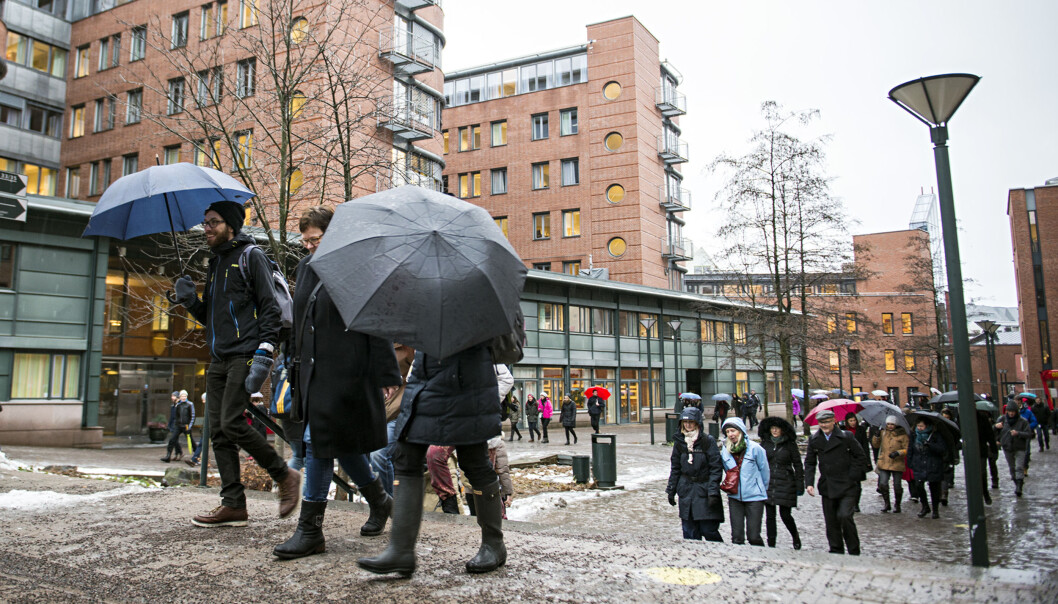 Sist det var streik ved Høgskolen i Oslo og Akershus gikk rundt 100 personer i tog for å markere motstand mot endringer i arbeidsmiljøloven (bildet). Førstkommende torsdag kan over 500 av de 2000 ansatte bli tatt ut i streik. Sist det var streik ved Høgskolen i Oslo og Akershus gikk rundt 100 personer i tog for å markere motstand mot endringer i arbeidsmiljøloven (bildet). Førstkommende torsdag kan over 500 av de 2000 ansatte bli tatt ut i streik.