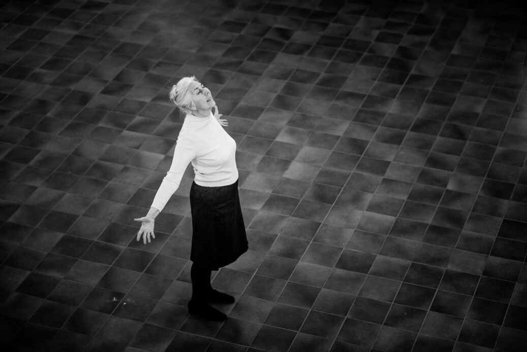Berit Heir Bunkan er sprudlende opplagt og demonstrerer gjerne øvelser som skal åpne opp mellom kropp og sinn. Foto: Skjalg Bøhmer Vold Berit Heir Bunkan er sprudlende opplagt og demonstrerer gjerne øvelser som skal åpne opp mellom kropp og sinn. Foto: Skjalg Bøhmer Vold