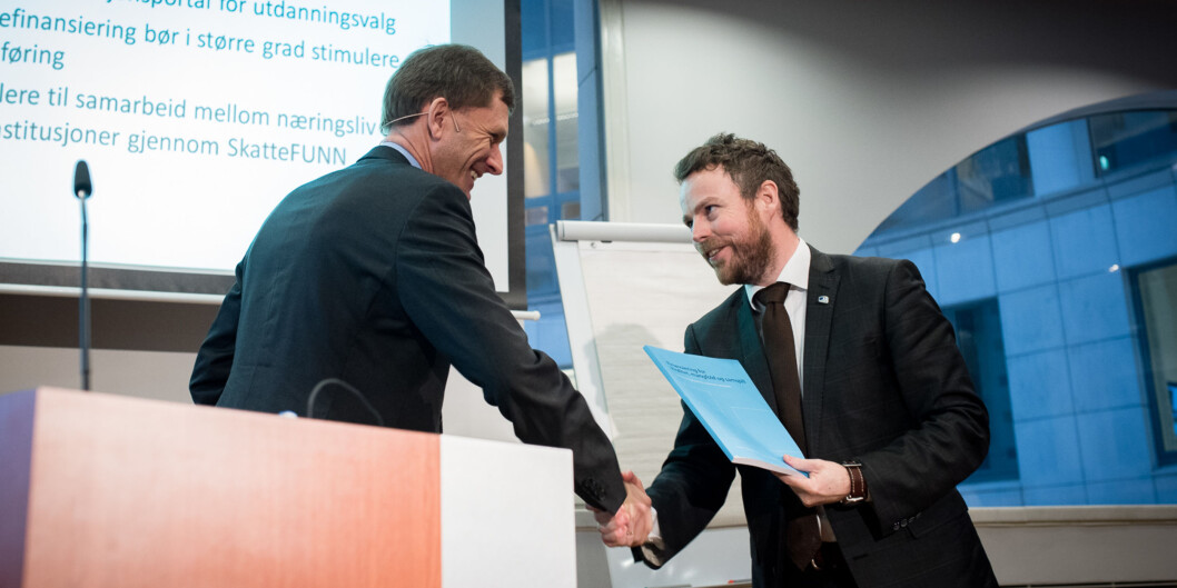 Torbjørn Hægeland overleverer ekspertgruppens forslag på ny finansiering av universitets- og høgskolesektoren til en annen Torbjørn, nemlig kunnskapsminister Røe Isaksen. Foto: Skjalg Bøhmer Vold Torbjørn Hægeland overleverer ekspertgruppens forslag på ny finansiering av universitets- og høgskolesektoren til en annen Torbjørn, nemlig kunnskapsminister Røe Isaksen. Foto: Skjalg Bøhmer Vold