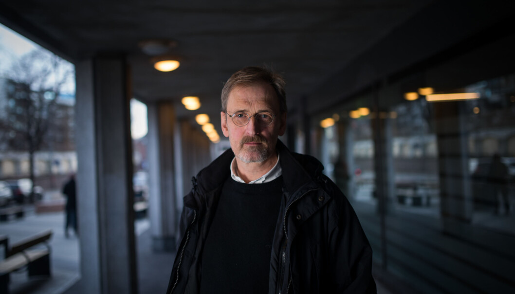 — Jeg har ikke vurdert min egen stilling. Jeg tar utfordringen med å rydde opp, sier dekan Petter Øyan etter at en psykolograpport konkluderer med at det ikke er et fullt forsvarlig arbeidsmiljø på fakultetet han leder. — Jeg har ikke vurdert min egen stilling. Jeg tar utfordringen med å rydde opp, sier dekan Petter Øyan etter at en psykolograpport konkluderer med at det ikke er et fullt forsvarlig arbeidsmiljø på fakultetet han leder.