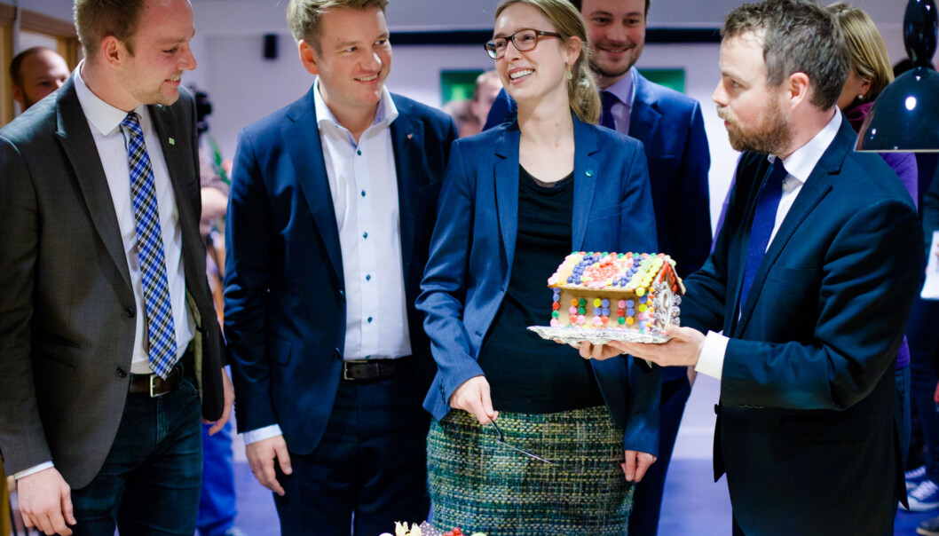 Både leder i Norsk studentorganisasjon, Anders Kvernmo Langset og kunnskapsminister Torbjørn Røe Isaksen er fornøyde med 200 nye studentboliger - her fra julefesten til NSO, hvor studentbolig-pepperkakehus fra statsråden til NSO både forært ogfortært, sammen med regjeringens støttepartier. Foto: Wanda Nathalie Nordstrøm Både leder i Norsk studentorganisasjon, Anders Kvernmo Langset og kunnskapsminister Torbjørn Røe Isaksen er fornøyde med 200 nye studentboliger - her fra julefesten til NSO, hvor studentbolig-pepperkakehus fra statsråden til NSO både forært ogfortært, sammen med regjeringens støttepartier. Foto: Wanda Nathalie Nordstrøm
