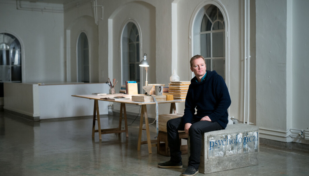 Benker med keramisk utsmykning er et av kunstprosjektene som førsteamanuensis Arild Berg ved Institutt for produktdesign viser fram på HiOAs kunst- og designhall. Benker med keramisk utsmykning er et av kunstprosjektene som førsteamanuensis Arild Berg ved Institutt for produktdesign viser fram på HiOAs kunst- og designhall.