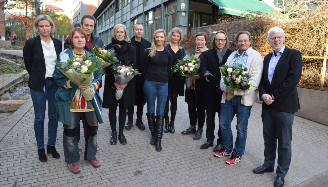 Premievinnerne som var til stede, samlet sammen med jury og høgskolens rektor Kari Toverud Jensen: Fra venstre: Kari Toverud Jensen (rektor), Marina Stan (reisestipend, Arne Bygdås (reisestipend), Sissel Isachsen og Franz Schmidt, Kunsthøgskolen i Oslo (vinnere), Mari Lie Venjum, (jury), Anneke von der Fehr og Tona Gulpinar (3. plass), Morten Irgens (jury), Terje Gjøvaag (vinner) og Frode Eika Sandnes (jury). Foto: Eva Tønnessen Premievinnerne som var til stede, samlet sammen med jury og høgskolens rektor Kari Toverud Jensen: Fra venstre: Kari Toverud Jensen (rektor), Marina Stan (reisestipend, Arne Bygdås (reisestipend), Sissel Isachsen og Franz Schmidt, Kunsthøgskolen i Oslo (vinnere), Mari Lie Venjum, (jury), Anneke von der Fehr og Tona Gulpinar (3. plass), Morten Irgens (jury), Terje Gjøvaag (vinner) og Frode Eika Sandnes (jury). Foto: Eva Tønnessen