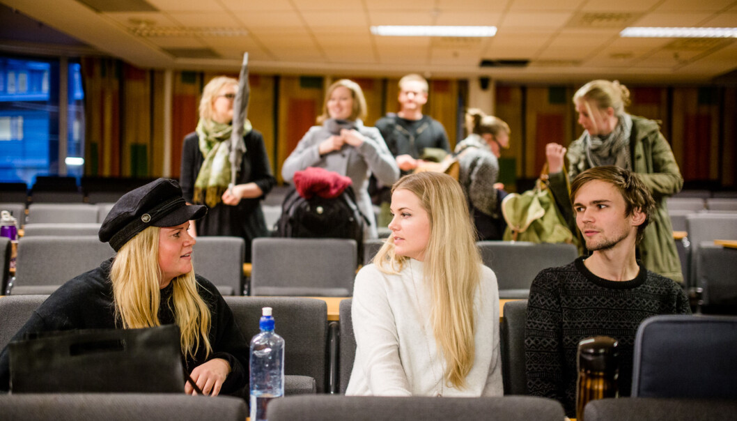 — Dette er bare så nødvendig, sa en av medstudentene da Karoline Sarilla, Guro Bommen og Ørjan Irgens presenterte sin idé om en fadderhåndbok. Foto: Eskil Wie — Dette er bare så nødvendig, sa en av medstudentene da Karoline Sarilla, Guro Bommen og Ørjan Irgens presenterte sin idé om en fadderhåndbok. Foto: Eskil Wie