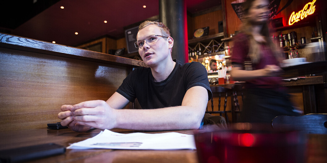 Øyvind Aleksander Schmidt (24) er blant studentene som har kjent på utfordringene ved å være avholds. — Drikking er en stor del av måten vi blir kjent med hverandre på, sier han. Foto: Cicilie S. Andersen Øyvind Aleksander Schmidt (24) er blant studentene som har kjent på utfordringene ved å være avholds. — Drikking er en stor del av måten vi blir kjent med hverandre på, sier han. Foto: Cicilie S. Andersen