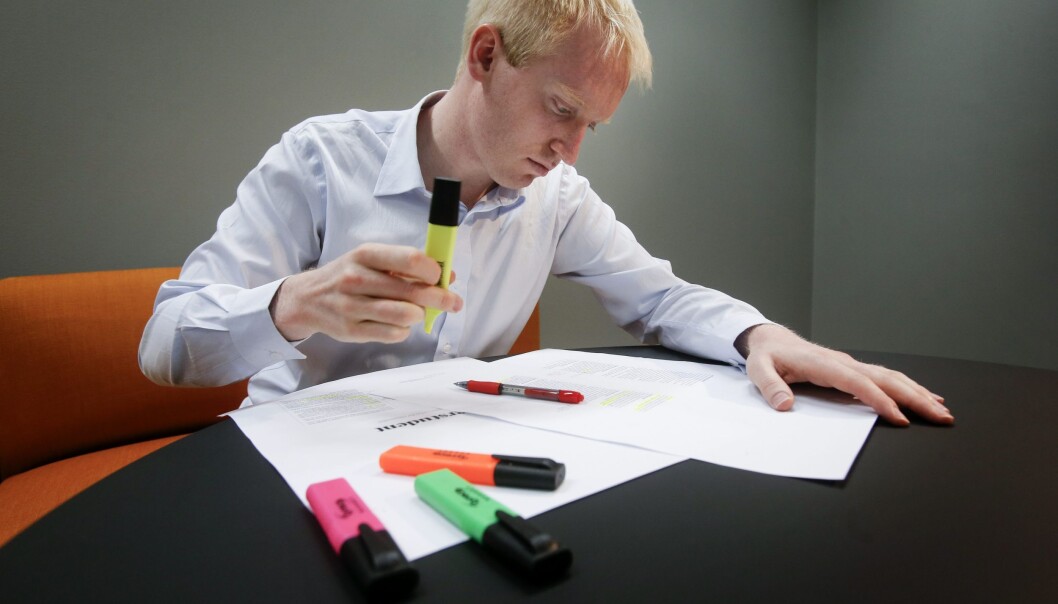Olav Schewe er ekspert på studieteknikk og hva som skal til for å skape gode prestasjoner på eksamen. Han har til og med skrevet bok om det. Foto: Kolstad, Tom A. Olav Schewe er ekspert på studieteknikk og hva som skal til for å skape gode prestasjoner på eksamen. Han har til og med skrevet bok om det. Foto: Kolstad, Tom A.