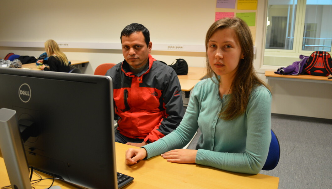 Iryna Prykhodko fra Ukraina og Do P. Blattarai fra Nepal er masterstudenter ved Høgskolen i Oslo og Akershus (HiOA) og har bare vært i Norge noen uker. De er rystet over regjeringens forslag om skolepenger for utenlandsstudenter.