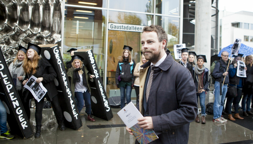 Møtt av takfaste protestrop: Kunnskapsminister Torbjørn Røe Isaksen ankommer pressekonferanse onsdag.