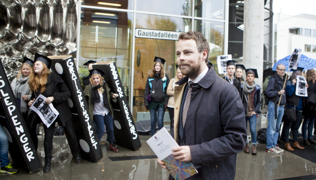 Møtt av takfaste protestrop: Kunnskapsminister Torbjørn Røe Isaksen ankommer pressekonferanse onsdag. Møtt av takfaste protestrop: Kunnskapsminister Torbjørn Røe Isaksen ankommer pressekonferanse onsdag.