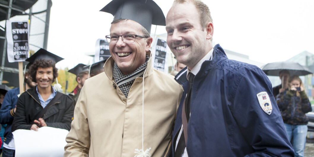 Anders Kvernmo Langset (til høyre) her sammen med rektor for Universitetet i Bergen, Dag Rune Olsen, er glad forslag om innføring av skolepenger er skrinlagt nok en gang. Anders Kvernmo Langset (til høyre) her sammen med rektor for Universitetet i Bergen, Dag Rune Olsen, er glad forslag om innføring av skolepenger er skrinlagt nok en gang.