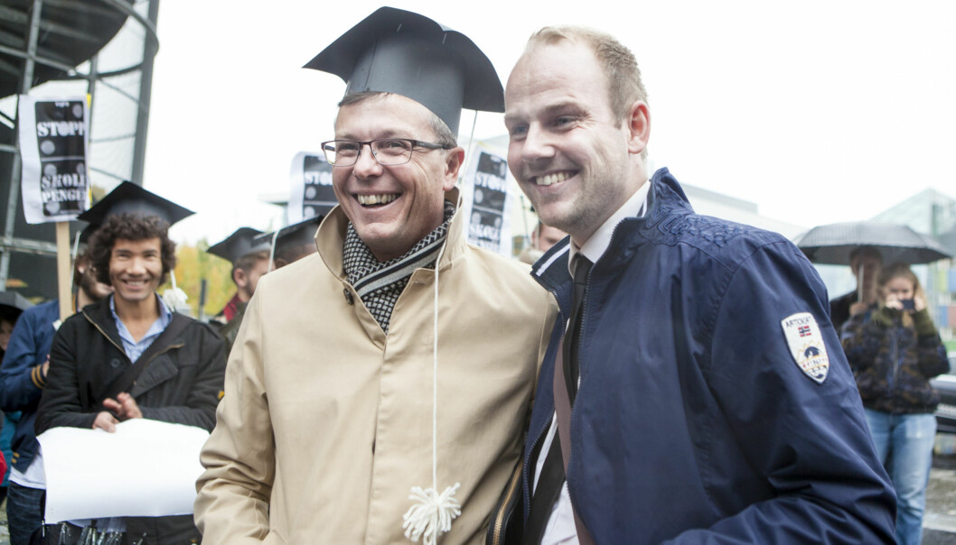 Anders Kvernmo Langset (til høyre) her sammen med rektor for Universitetet i Bergen, Dag Rune Olsen, er glad forslag om innføring av skolepenger er skrinlagt nok en gang.