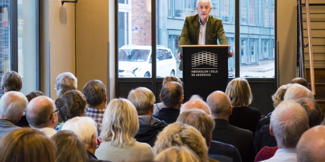 — La pedagogene bli en del av lærerutdanningen, medieviterne en del av journalistutdanningen og omorganiser Blindern til et profesjonsuniversitet, sa professor Rune Slagstad til en fullsatt Kafe Fyrhuset under boklanseringen sin tirsdag. — La pedagogene bli en del av lærerutdanningen, medieviterne en del av journalistutdanningen og omorganiser Blindern til et profesjonsuniversitet, sa professor Rune Slagstad til en fullsatt Kafe Fyrhuset under boklanseringen sin tirsdag.