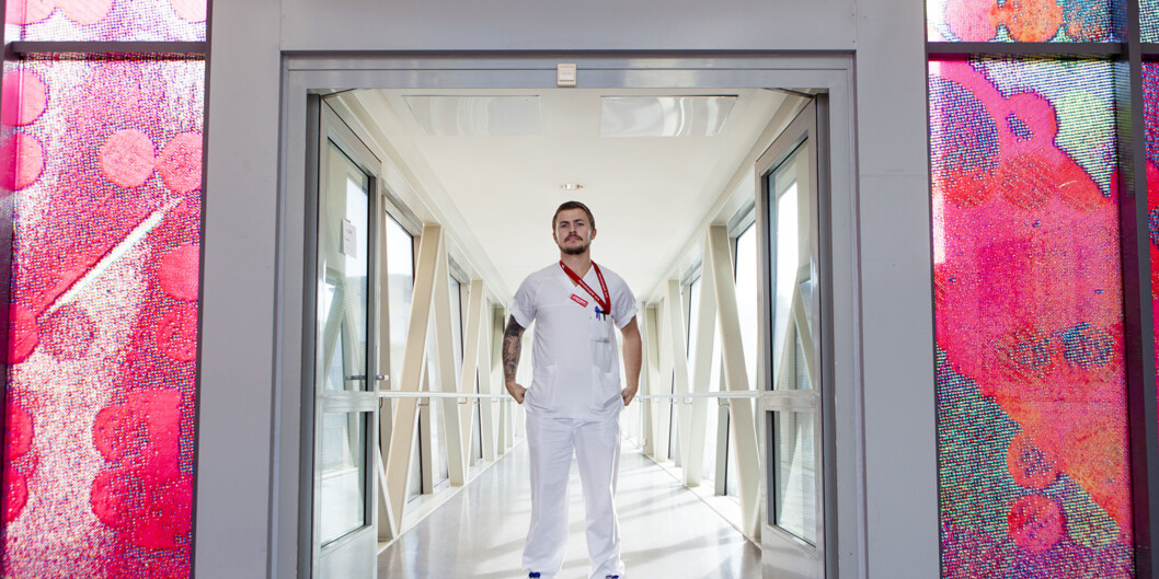 Lasse Johan er ferdigutdannet sykepleier og har fått jobb etter studiet. Jobber på Hematalogisk Avdeling på Rikshospitalet. Foto: Wanda Nathalie Nordstrøm Lasse Johan er ferdigutdannet sykepleier og har fått jobb etter studiet. Jobber på Hematalogisk Avdeling på Rikshospitalet. Foto: Wanda Nathalie Nordstrøm