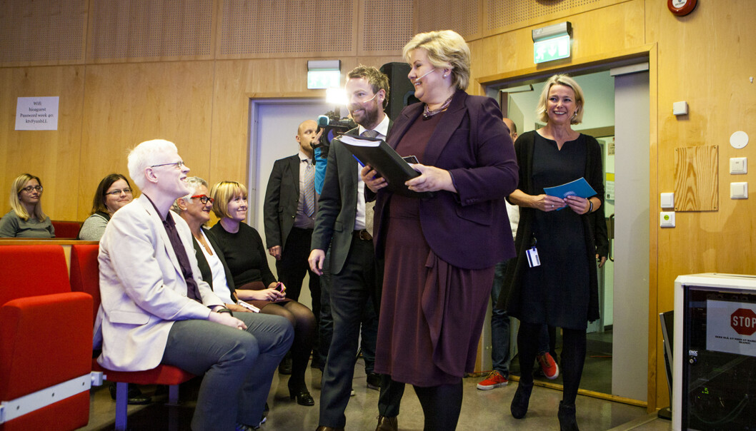 Torbjørn Røe Isaksen og Erna Solberg på vei inn til pressekonferanse sammen med rektor på Høgskolen i Oslo og Akershus, Kari Toverud Jensen. Foto: Wanda Nathalie Nordstrøm Torbjørn Røe Isaksen og Erna Solberg på vei inn til pressekonferanse sammen med rektor på Høgskolen i Oslo og Akershus, Kari Toverud Jensen. Foto: Wanda Nathalie Nordstrøm