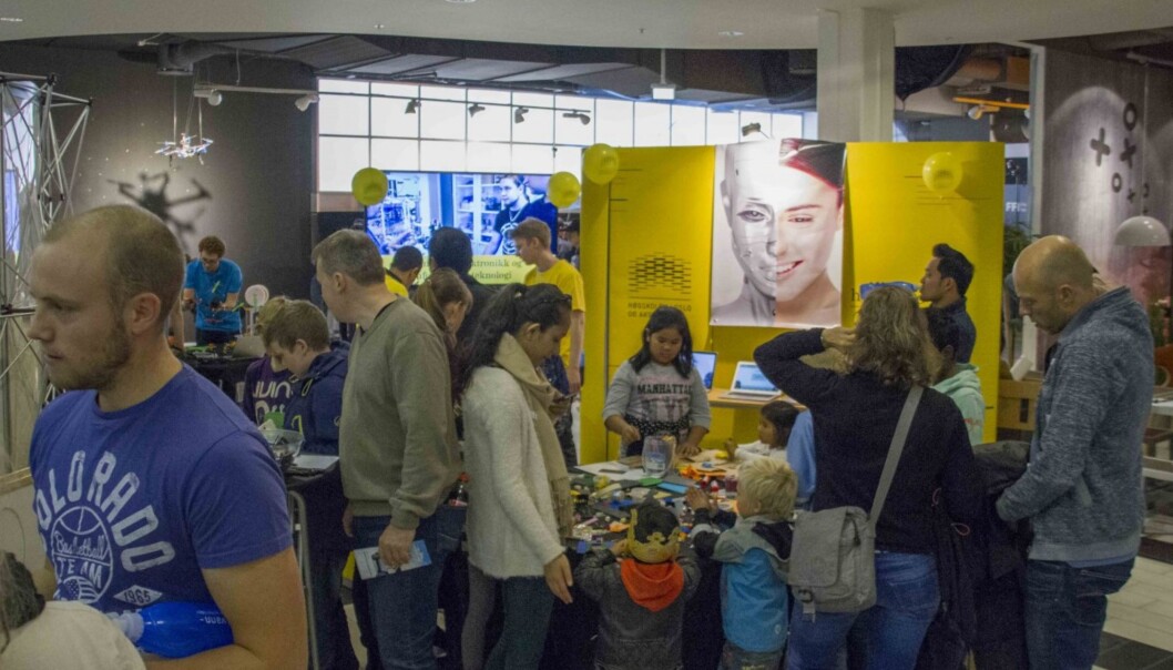 Fleire nysgjerrige stor og så strauma på til Institutt for informasjonsteknologi si messe i Reseacrhers’ night i Lillestrøm. Foto: Tommy Wiik Fleire nysgjerrige stor og så strauma på til Institutt for informasjonsteknologi si messe i Reseacrhers’ night i Lillestrøm. Foto: Tommy Wiik