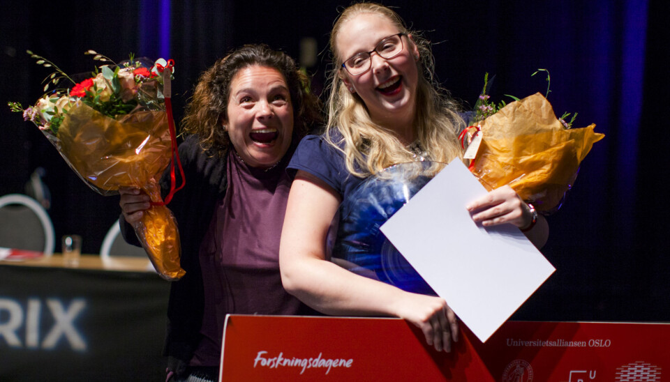 Så glad blir man når man vinner delfinale i Forsker Grand Prix, HiOA-forsker Elisabeth Wiken Telenius og Siv Gundorsen Aalbergsjø fra Fysisk institutt, Universitetet i Oslo. Foto: Wanda Nathalie Nordstrøm