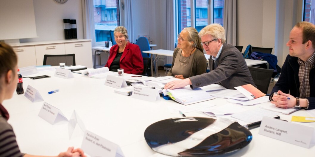 Her er <span class="caps">NOKUT</span>s komitè som har evaluert kvalitetssikringssystemet ved Høgskolen i Oslo og Akershus, på deres første møte med høgskolen i februar i år. Professor Roger Säljä (med briller) har ledet den sakkyndige komitèen som gir HiOA stryk på kvalitetsarbeidet. Her er <span class="caps">NOKUT</span>s komitè som har evaluert kvalitetssikringssystemet ved Høgskolen i Oslo og Akershus, på deres første møte med høgskolen i februar i år. Professor Roger Säljä (med briller) har ledet den sakkyndige komitèen som gir HiOA stryk på kvalitetsarbeidet.