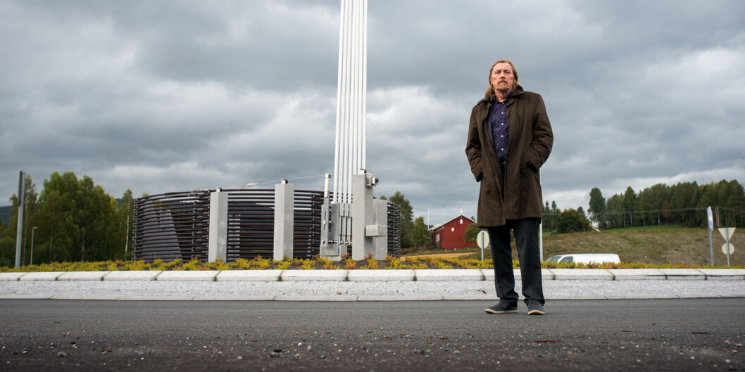 Professor Gunnar H. Gundersen har fått sin skulptur «Værspir» på plass i en rundkjøring på Sokna. Foto: Skjalg B Vold Professor Gunnar H. Gundersen har fått sin skulptur «Værspir» på plass i en rundkjøring på Sokna. Foto: Skjalg B Vold