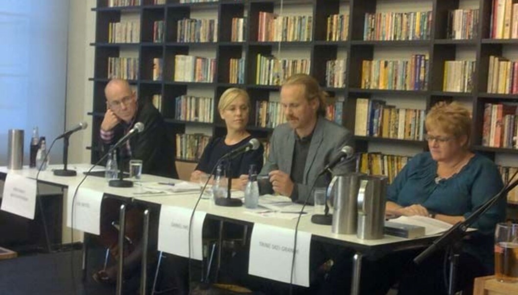 Språkdebatt på Litteraturhsuet mellom (f.v.) instituttleiar Kristian Emil Kristoffersen, prosjektleiar Åse Wetås i Norsk Ordbok 2014, seksjonssjef Daniel Ims frå Språkrådet og Venstreleiar Trine Skei Grande. Språkdebatt på Litteraturhsuet mellom (f.v.) instituttleiar Kristian Emil Kristoffersen, prosjektleiar Åse Wetås i Norsk Ordbok 2014, seksjonssjef Daniel Ims frå Språkrådet og Venstreleiar Trine Skei Grande.