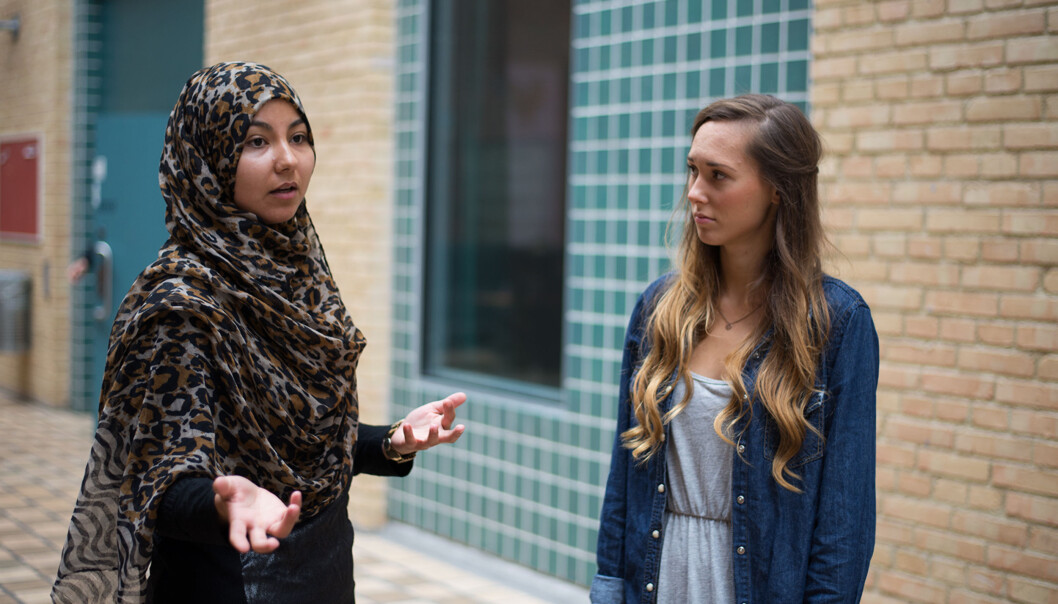Lærerstudentene Khadjia Laamimach (til venstre) og Lisett Nordmoen støtter lærerstreiken. Foto: Evelyn Pecori Lærerstudentene Khadjia Laamimach (til venstre) og Lisett Nordmoen støtter lærerstreiken. Foto: Evelyn Pecori