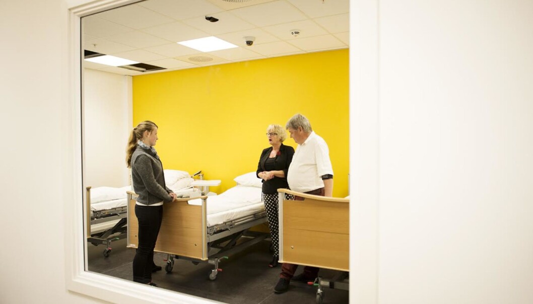Sykepleiestudent Eline Marie Løvkvist får se øvingsrommet på den nye Kunnskapssenteret i Sandvika. Høgskolelærer Grete Hedemann er nøye med påpeke at man alltid må ha arbeidsklær på når man er i rommet. Prosjektleder for flyttingen til Sandvika, Vidar Holum er med på visningen. Sykepleiestudent Eline Marie Løvkvist får se øvingsrommet på den nye Kunnskapssenteret i Sandvika. Høgskolelærer Grete Hedemann er nøye med påpeke at man alltid må ha arbeidsklær på når man er i rommet. Prosjektleder for flyttingen til Sandvika, Vidar Holum er med på visningen.