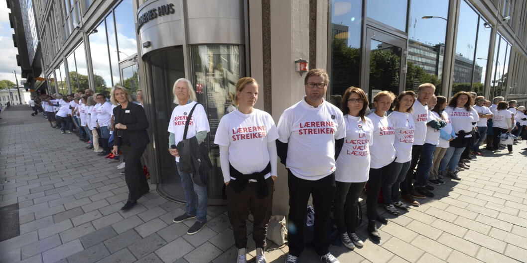 Streikende lærere omringet Kommunenes Hus der deres forhandlingsmotpart <span class="caps">KS</span> holder til. Fortsatt uklart om hvor lenge streiken vil vare. Foto: Vidar Ruud, NTB scanpix Streikende lærere omringet Kommunenes Hus der deres forhandlingsmotpart <span class="caps">KS</span> holder til. Fortsatt uklart om hvor lenge streiken vil vare. Foto: Vidar Ruud, NTB scanpix