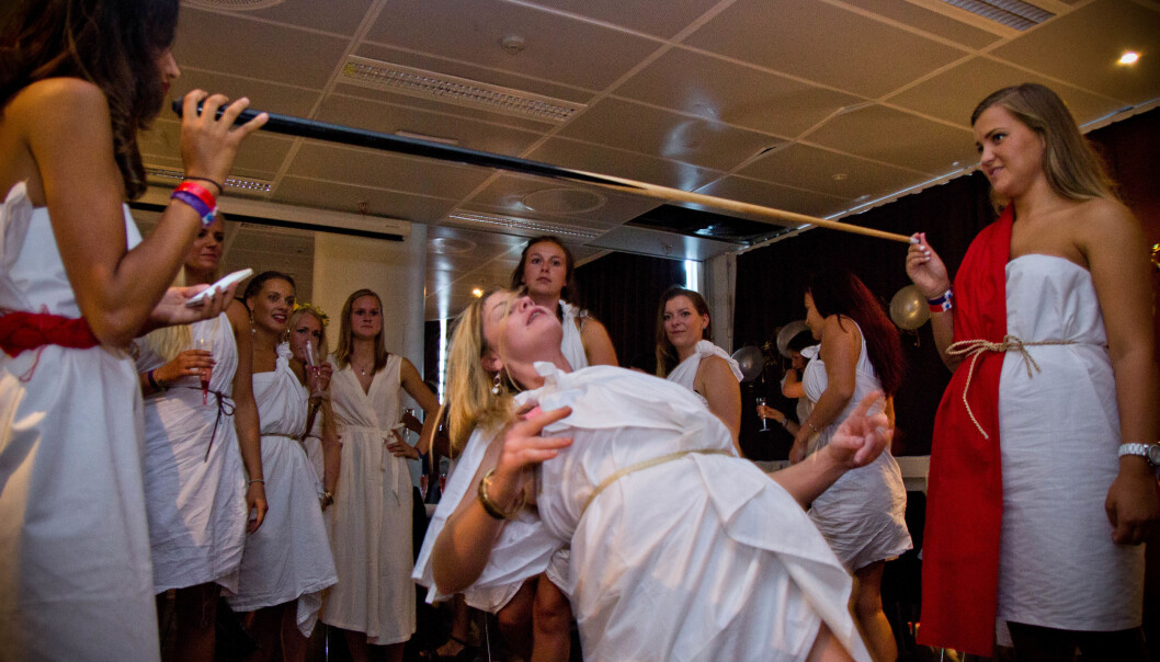 Som en del av bli-kjent aktivitetene under jentevorset ble det arrangert limbo-konkurranse. Foto: Ismail Yasir Özkan Som en del av bli-kjent aktivitetene under jentevorset ble det arrangert limbo-konkurranse. Foto: Ismail Yasir Özkan