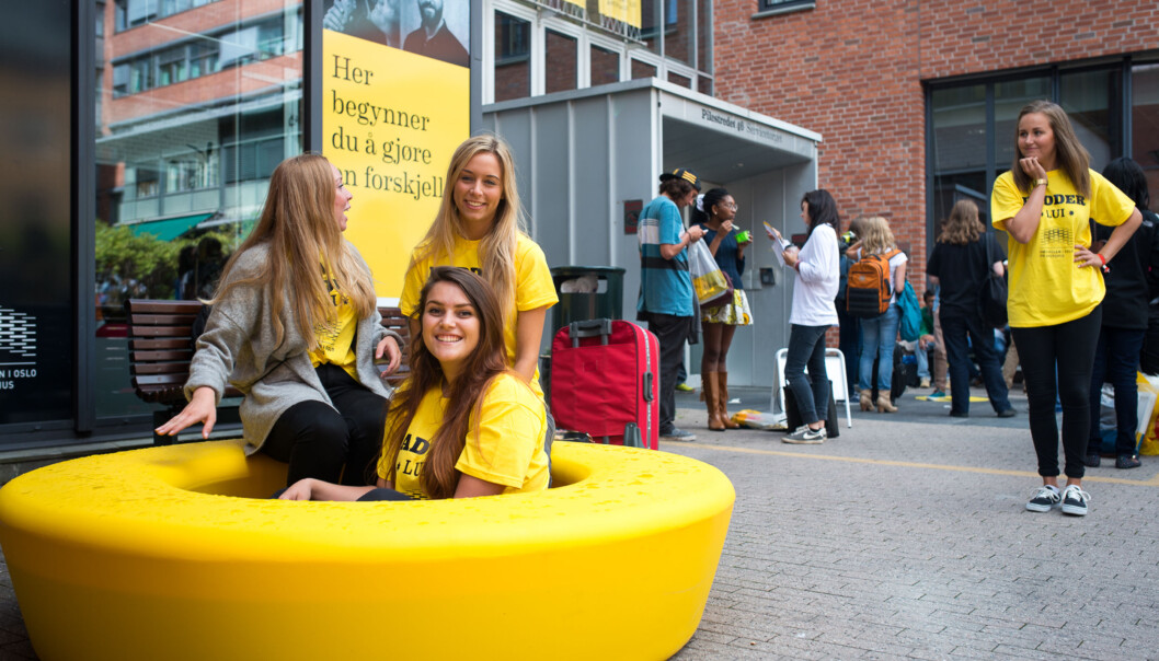 Fadderne Susanne Fornasari, Ida Høgelid, Ulrikke Stuve Frøhoel (foran), og Trine Hanssen har tatt i bruk de nye gule elementene på campus og sitter klare for å ta i mot de nye studentene. Foto: Skjalg Bøhmer Vold Fadderne Susanne Fornasari, Ida Høgelid, Ulrikke Stuve Frøhoel (foran), og Trine Hanssen har tatt i bruk de nye gule elementene på campus og sitter klare for å ta i mot de nye studentene. Foto: Skjalg Bøhmer Vold