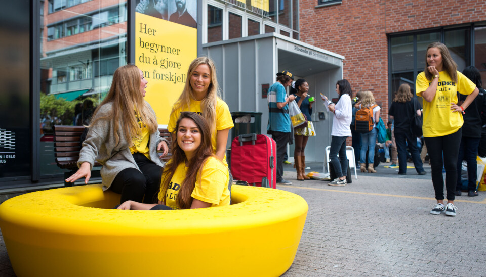 Fadderne Susanne Fornasari, Ida Høgelid, Ulrikke Stuve Frøhoel (foran), og Trine Hanssen har tatt i bruk de nye gule elementene på campus og sitter klare for å ta i mot de nye studentene. Foto: Skjalg Bøhmer Vold