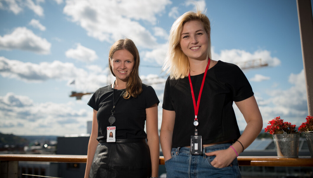 Marthe Berg og Elise Guldbrandsen trekker fram høyt tempo og deadlines som en viktig forskjell mellom journalistikkstudier og avishverdagen i deres sommerjobb. Foto: Skjalg Bøhmer Vold Marthe Berg og Elise Guldbrandsen trekker fram høyt tempo og deadlines som en viktig forskjell mellom journalistikkstudier og avishverdagen i deres sommerjobb. Foto: Skjalg Bøhmer Vold