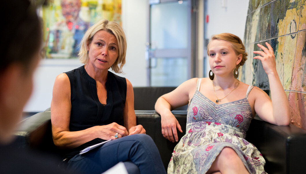 HiOAs normer blir nedskrevet i en ny serviceerklæring. Rektor Kari Toverud Jensen og avtroppende studentleder, Eline Stølan, er enige. Foto: Skjalg Bøhmer Vold HiOAs normer blir nedskrevet i en ny serviceerklæring. Rektor Kari Toverud Jensen og avtroppende studentleder, Eline Stølan, er enige. Foto: Skjalg Bøhmer Vold