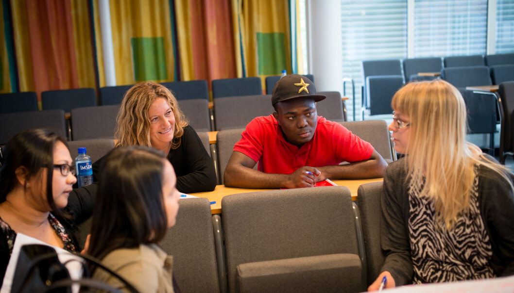 Ashley Lianne Balido, Crisa Rabara, Ana Solis, Martin Yeboah og Ulrika Ågren har alle søkt sykepleieutdanning og er på kurs for å forberede seg på hva som kan vente på høgskolen. Foto: Skjalg Bøhmer Vold Ashley Lianne Balido, Crisa Rabara, Ana Solis, Martin Yeboah og Ulrika Ågren har alle søkt sykepleieutdanning og er på kurs for å forberede seg på hva som kan vente på høgskolen. Foto: Skjalg Bøhmer Vold
