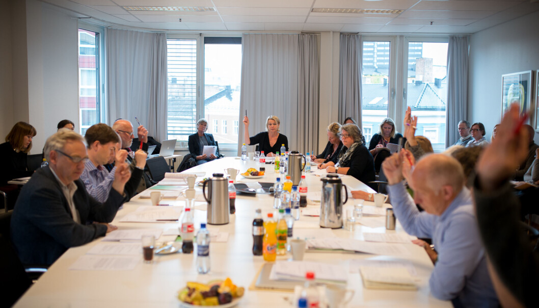 Bare to høgskoelstyremedlemmer sier at de har bestemt seg eller nesten har bestemt seg i saken om valgt eller asnatt rektor på HiOA: Ragnar Audunsson sier klart ja til ansatt rektor, Agneta Bladh sier hun er nærme å stemme likedan. Foto: Skjalg Bøhmer Vold Bare to høgskoelstyremedlemmer sier at de har bestemt seg eller nesten har bestemt seg i saken om valgt eller asnatt rektor på HiOA: Ragnar Audunsson sier klart ja til ansatt rektor, Agneta Bladh sier hun er nærme å stemme likedan. Foto: Skjalg Bøhmer Vold