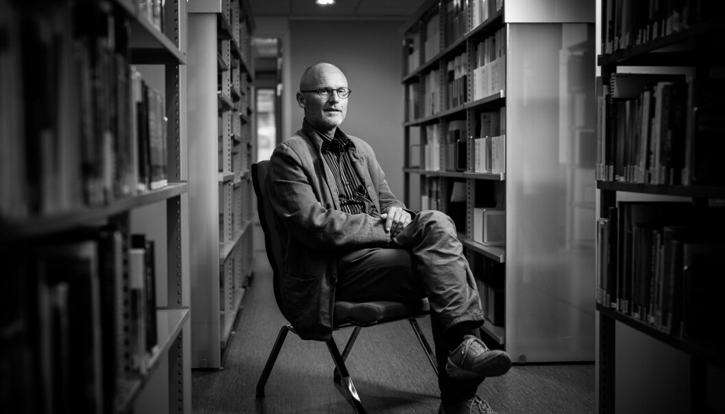 Direktør for læringssenteret ved høgskolen, Lars Egeland, i biblioteket på høgskolen. Foto: Skjalg Bøhmer Vold