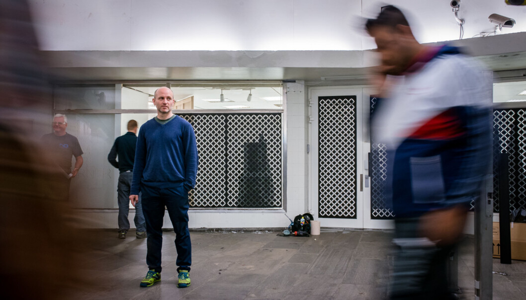 Kunstner og førsteamanuensis Mikkel Wettre stiller ut på Carl Berner og er opptatt av det du bare ser i øyekroken og som formes av din assosiasjonskraft. Foto: Skjalg Bøhmer Vold Kunstner og førsteamanuensis Mikkel Wettre stiller ut på Carl Berner og er opptatt av det du bare ser i øyekroken og som formes av din assosiasjonskraft. Foto: Skjalg Bøhmer Vold