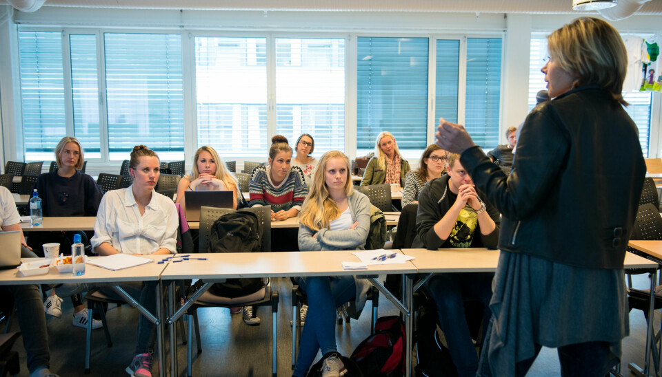 Dekan Nina Waaler møtte opp på studentenes allmøte på helsefag. Foto: Skjalg Bøhmer Vold
