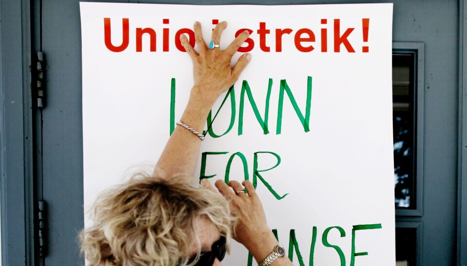 Det blir ingen streik i år - plakaten over er fra streiken i 2012. Foto: Carl Martin Nordby/NTB-scanpix